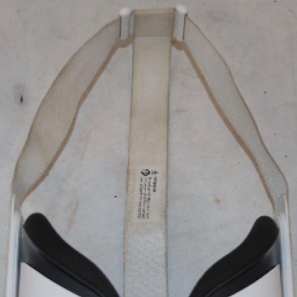 Meta Oculus Quest 2 With Controllers - Picture 9 of 14